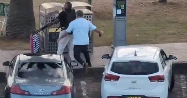 হামলাকারীকে আটকাতে ঝাঁপিয়ে পড়েন আহমেদ